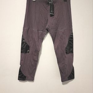 Knee lenght Legging With leather on both sides. It's New With Tag.